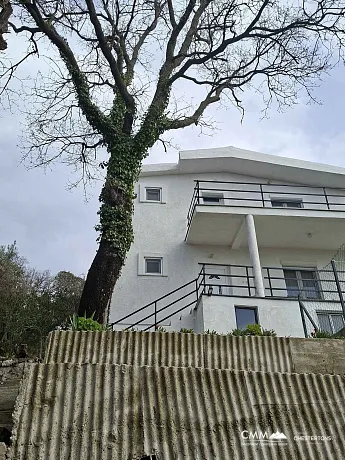 Bar'da bulunan bu güzel ev,